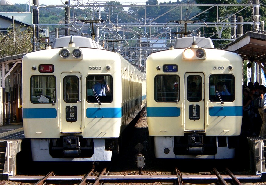 5060F 各駅停車箱根湯本行き・5268F 急行新宿行き: 浪漫特快