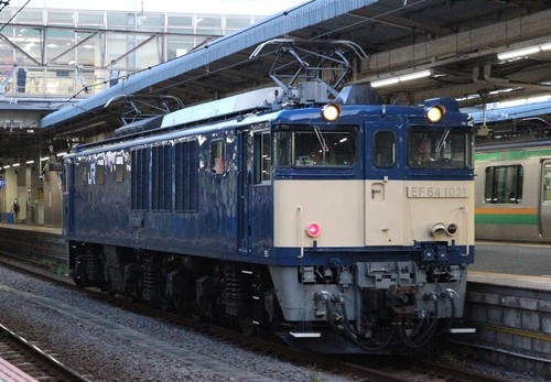 E235系 横クラJ03＋F04編成 普通逗子行き: 浪漫特快