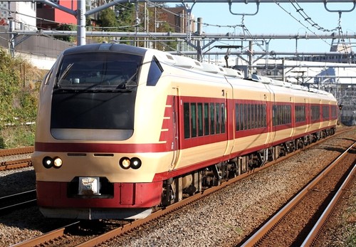 E235系 横クラJ03＋F04編成 普通逗子行き: 浪漫特快